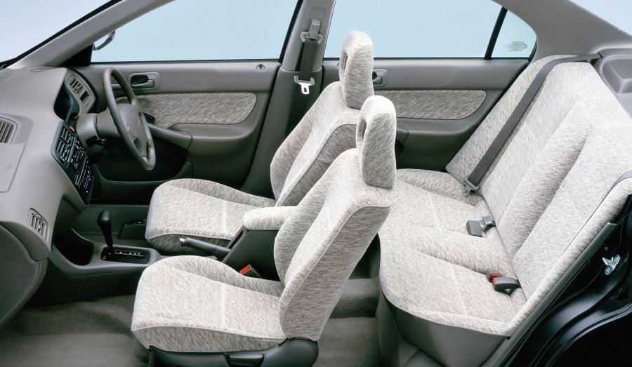 Интерьер Honda Domani 16LEV (MB4) 1998 года  (фото 3 из 4)